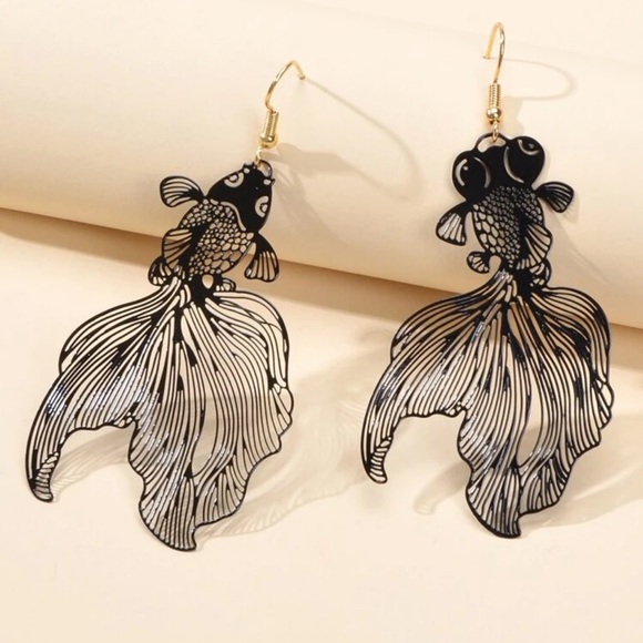 🐠 Beautiful Mismatched Fish Drop Earrings 🐠 - Picture 4 of 4